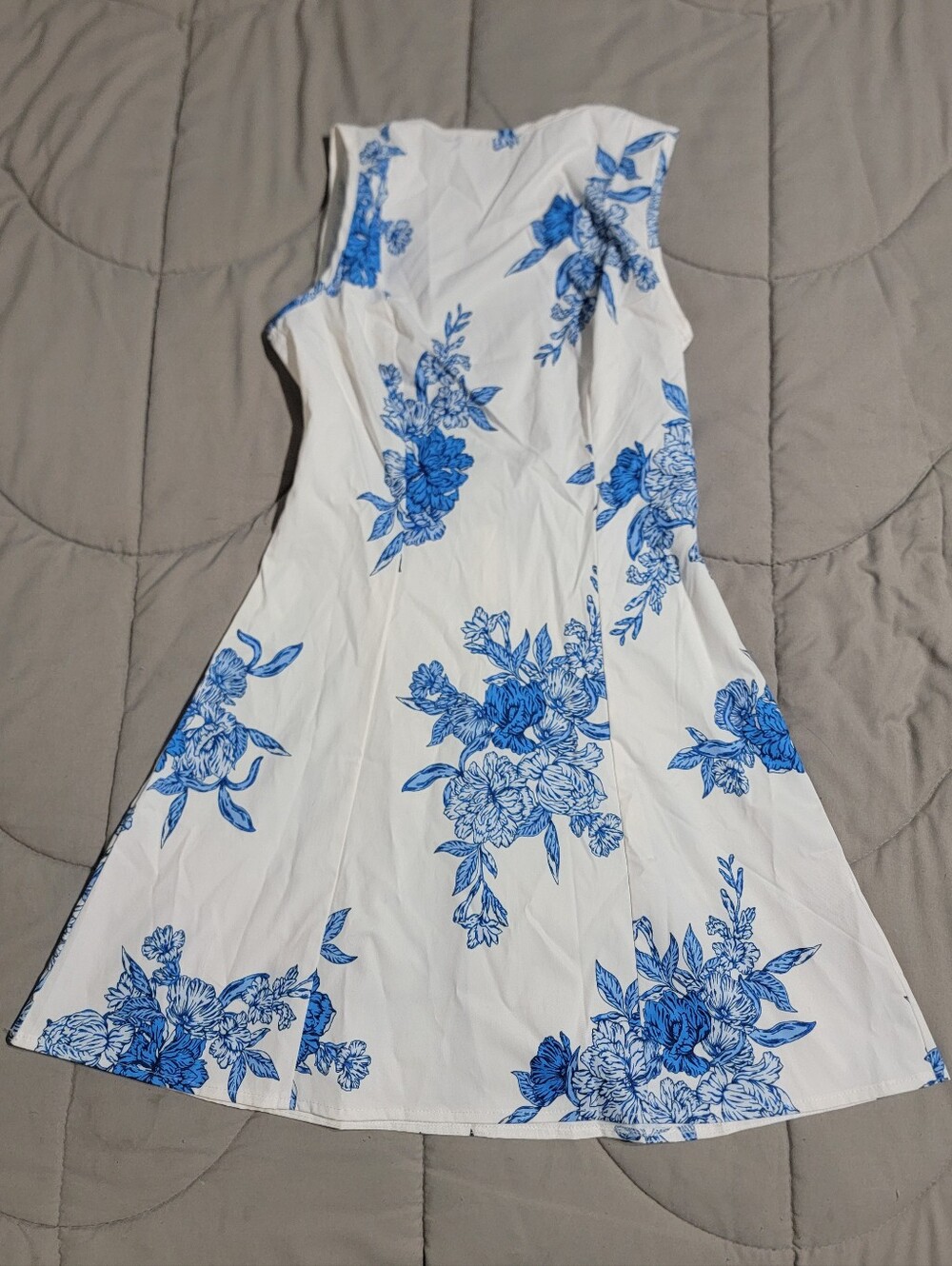 Amaroso Demure White & Blue Floral Print Sleeveless Mini Dress - Size Small